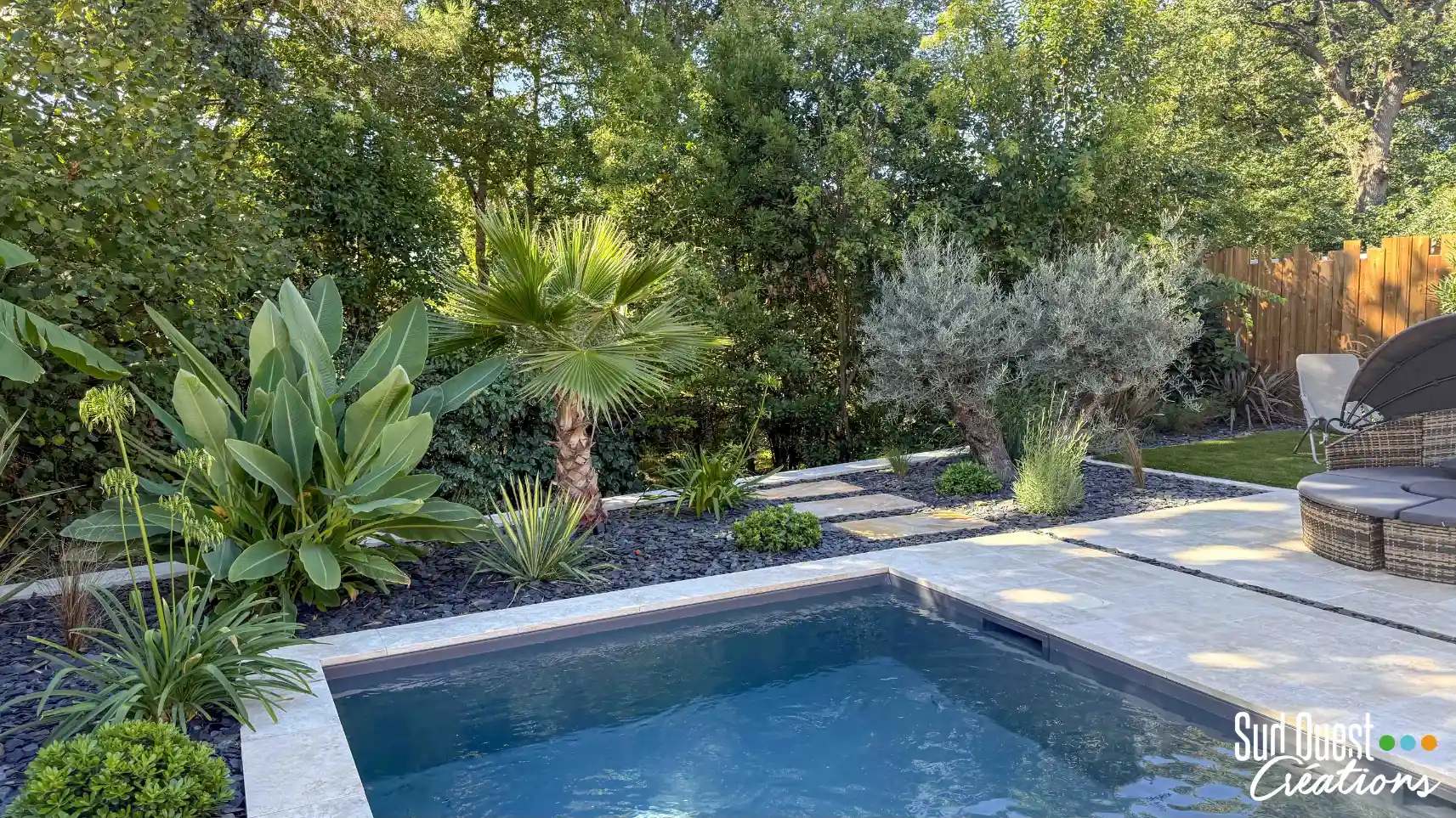 Maçonnerie paysagère et aménagement de jardin style Bali autour de piscine à Toulouse