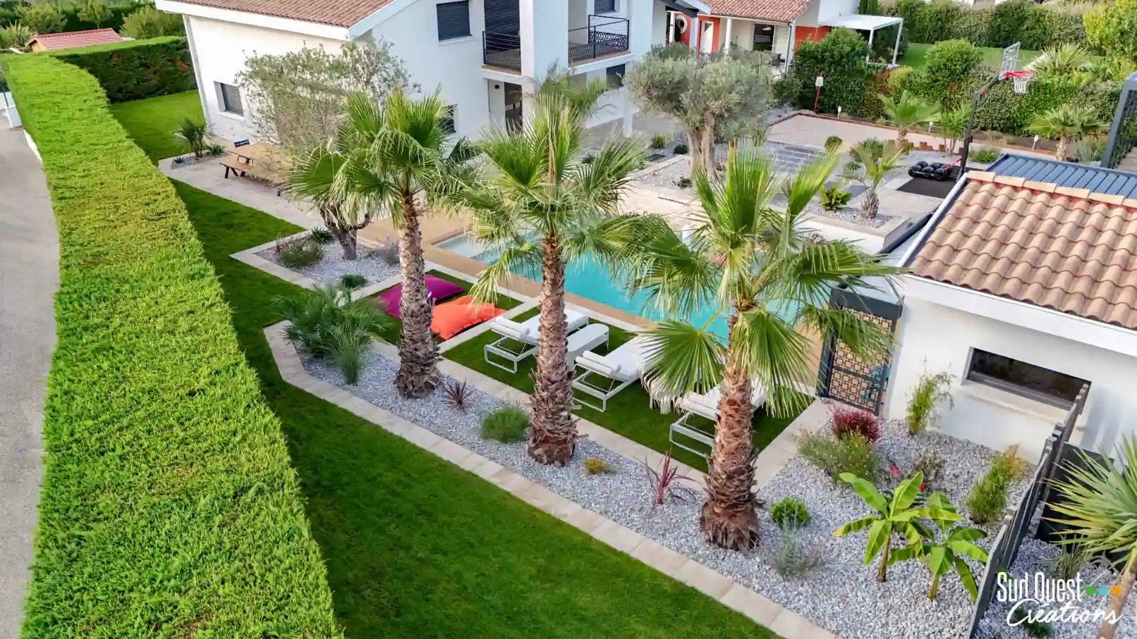 Aménagement de jardin complet avec palmier Washingtonia et gazon synthétique