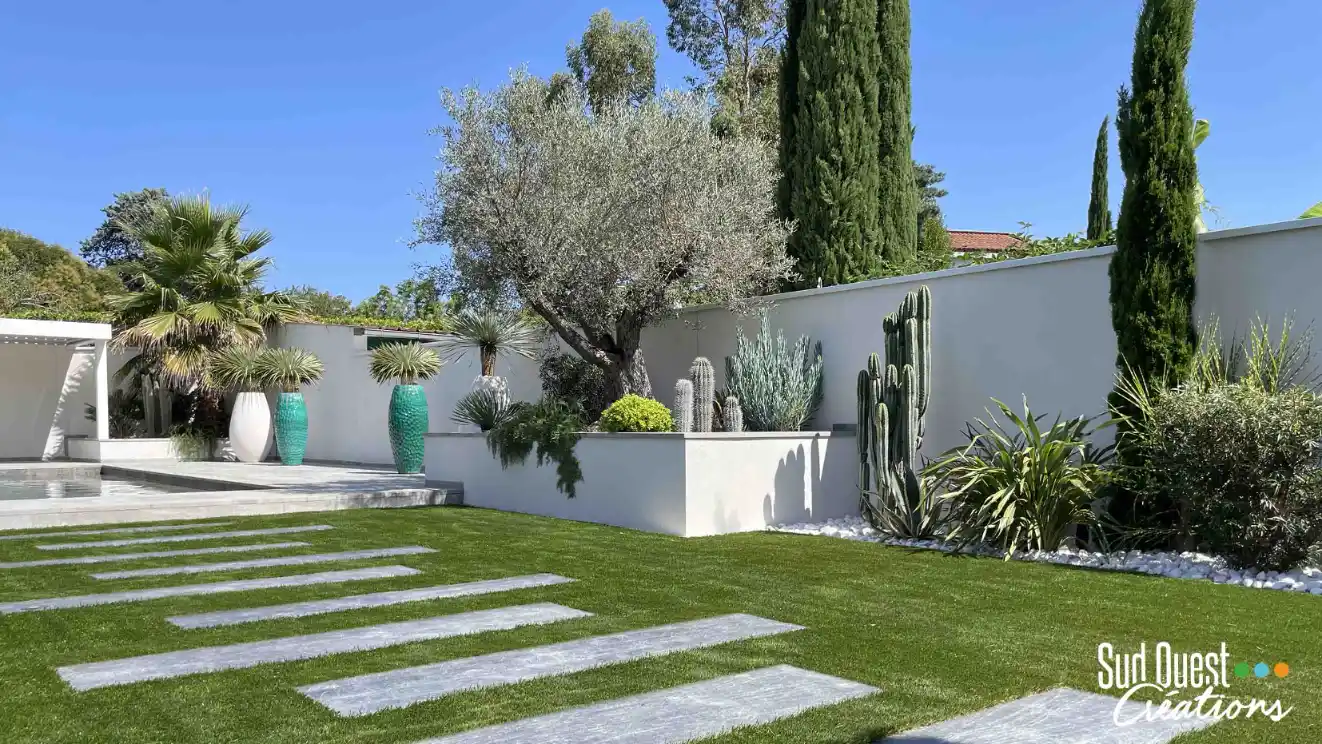 Aménagement de jardin contemporain avec pelouse plaquée et pas japonais à Toulouse