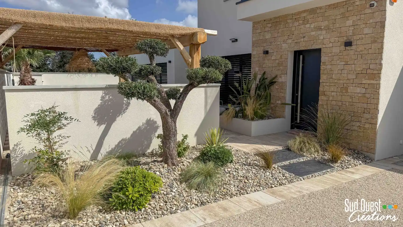 Aménagement jardin maison neuve avec allée en castine et pergola sur-mesure à Toulouse