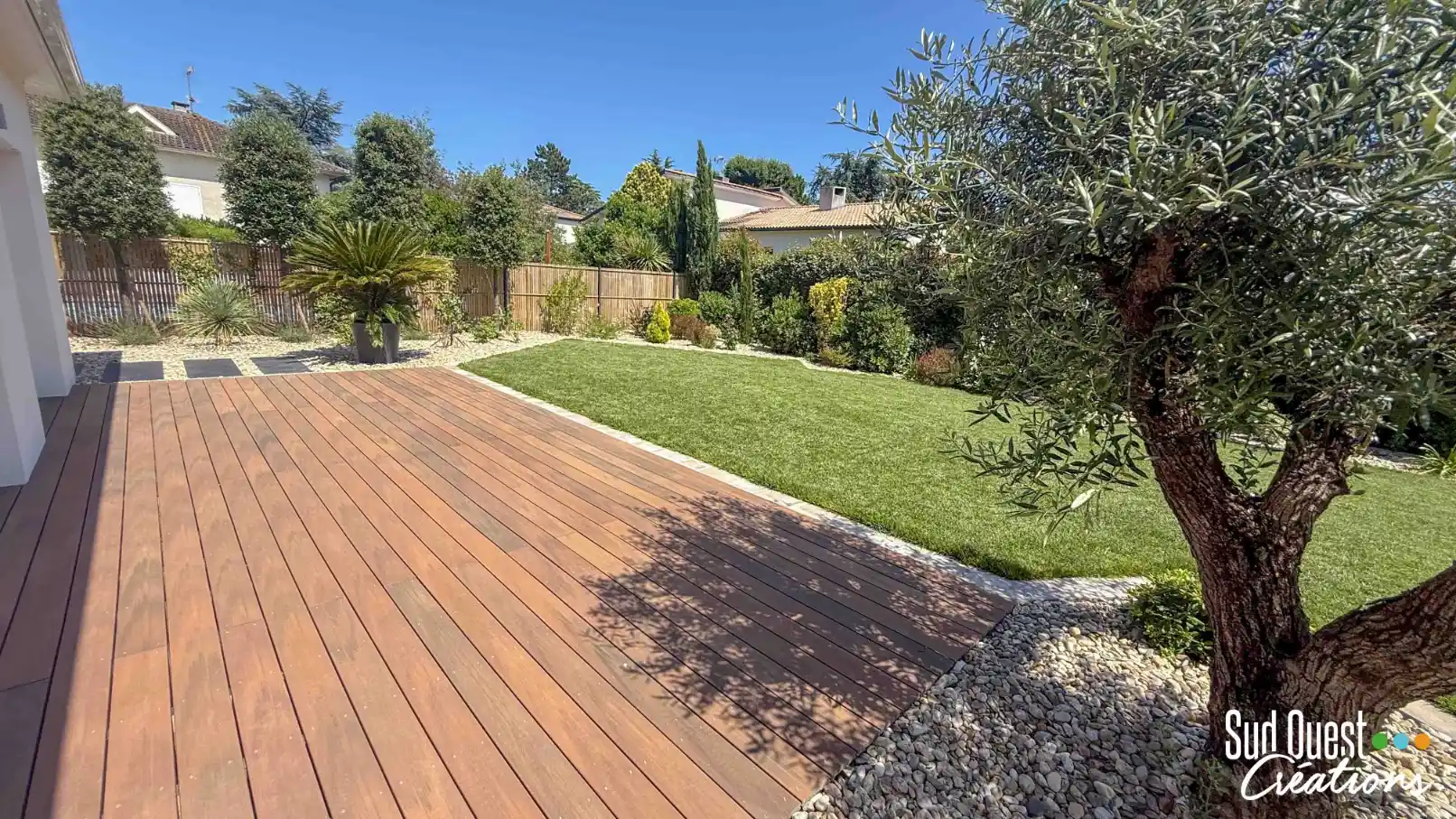 Création de trottoirs de circulation périphérique et pelouse plaquée naturelle