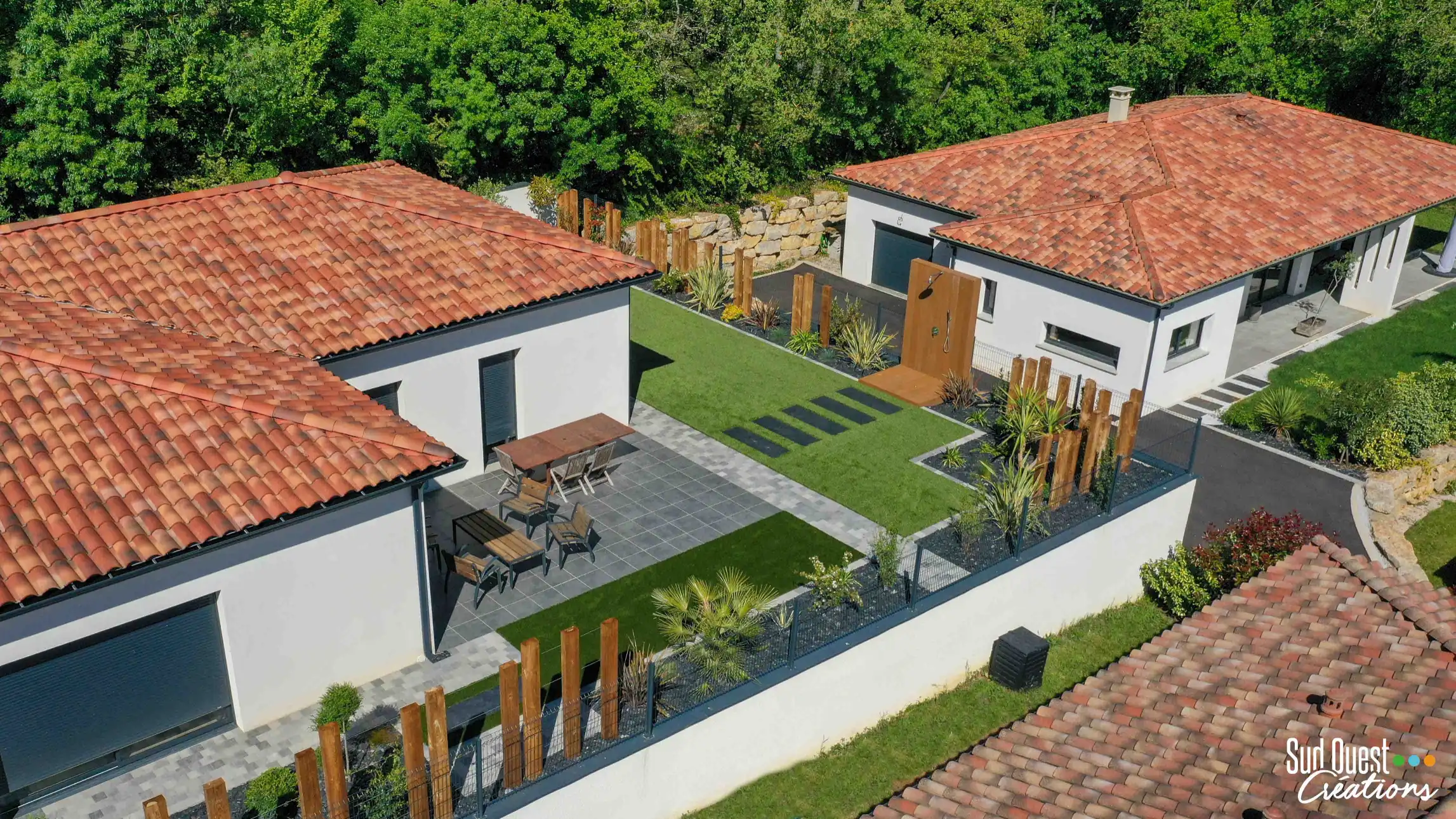 Clôtures sur-mesure et aménagement périphérique d'annexe de jardin