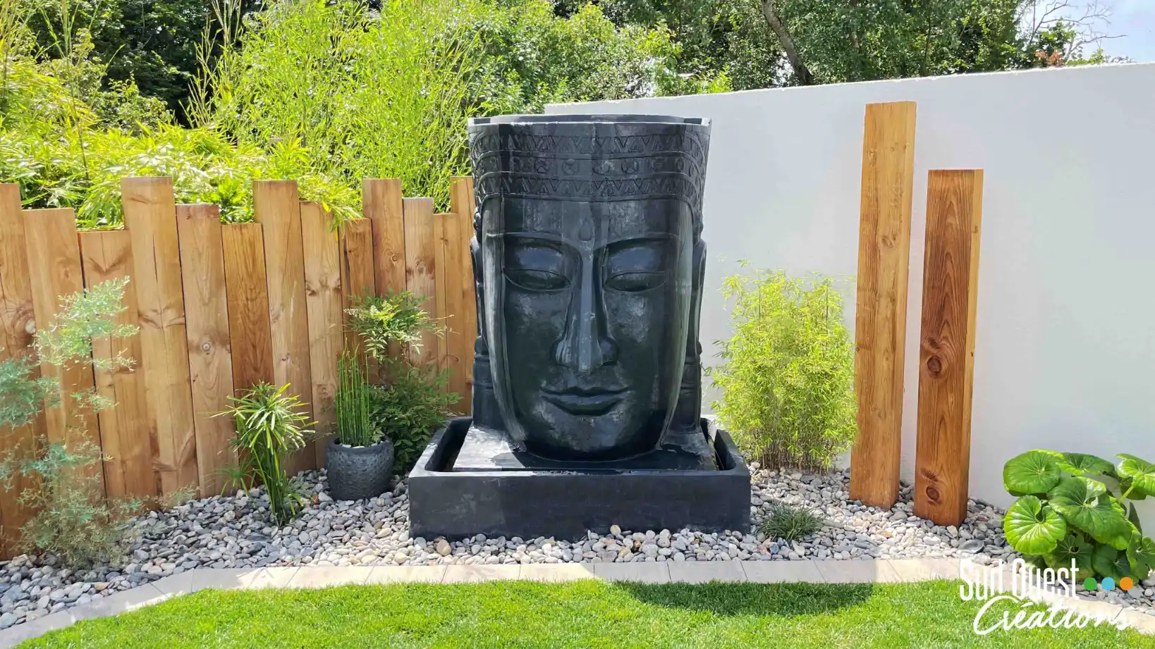 Architecture extérieure zen avec piscine anthracite, décor bambou et galet de Garonne à Cugnaux