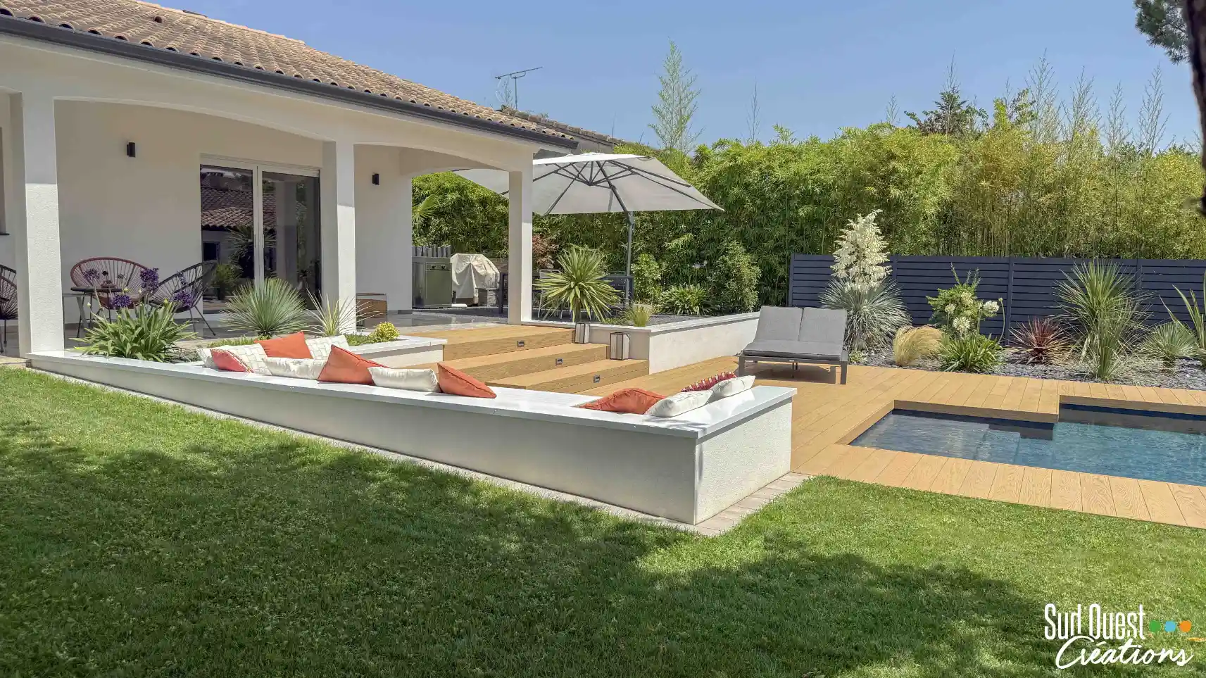Banquette maçonnée sur-mesure et massifs paysagers avec paillage d'ardoise