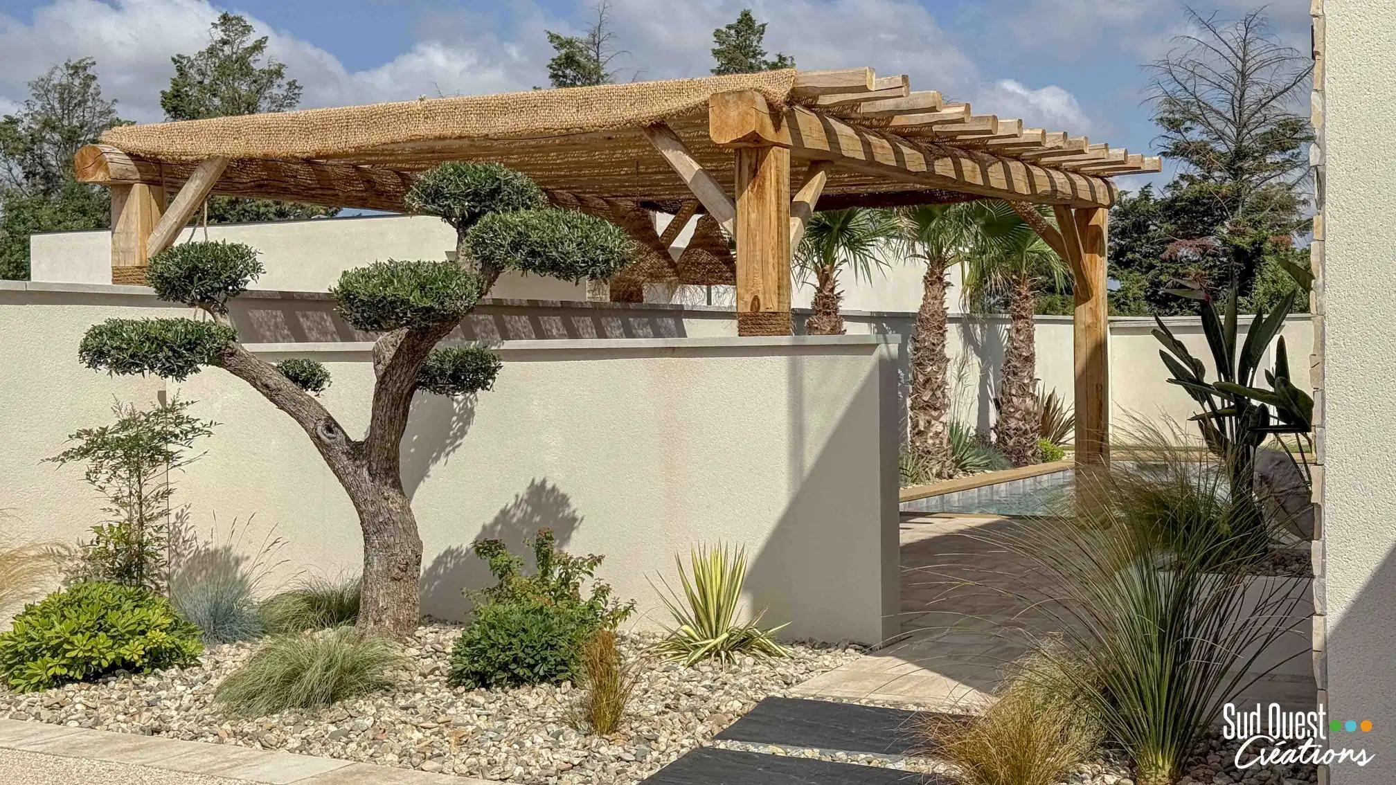 Pergola en bois massif pour aménagement de jardin sur maison neuve