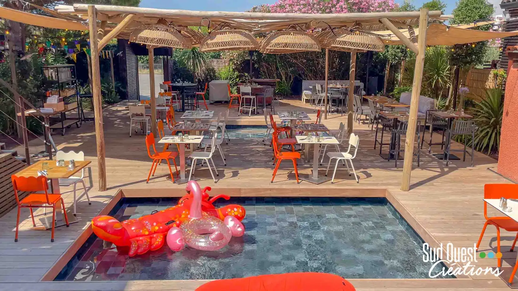 Pergola bois avec toile d'ombrage tendue pour terrasse à Aucamville