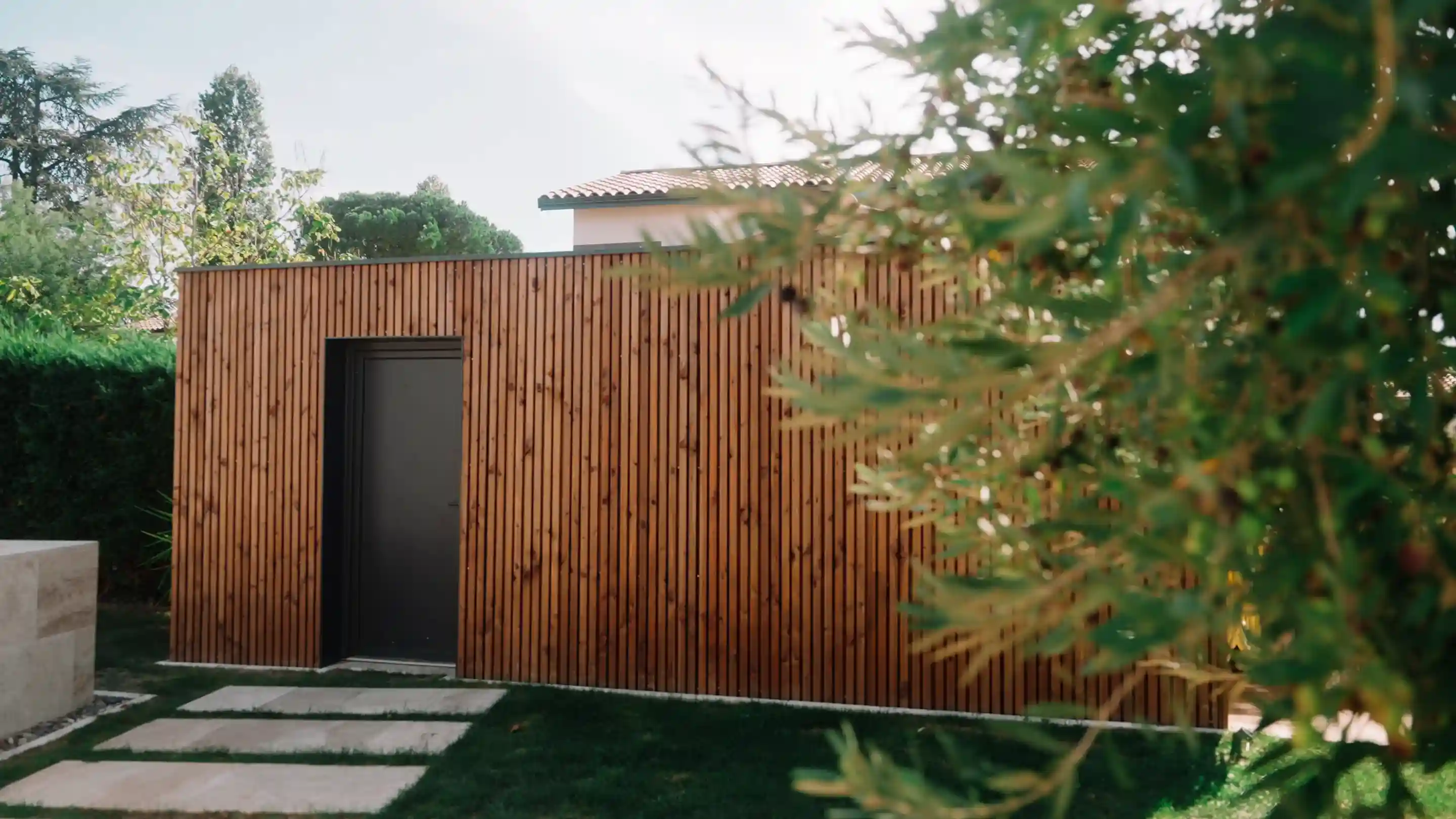 Pool house en bois design et extension maçonnée à Toulouse