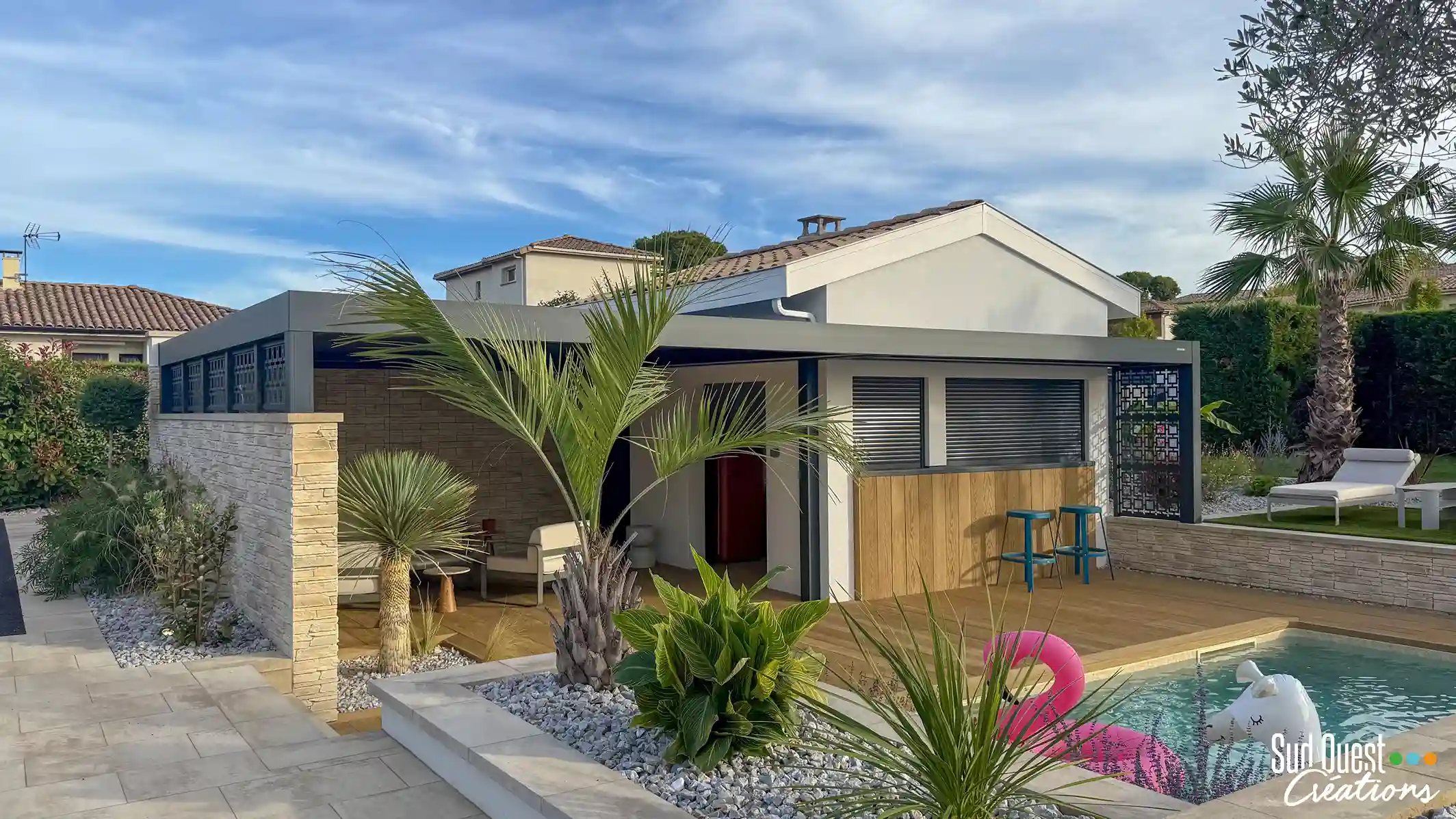 Pool house moderne avec pergola aluminium et parement pierre à Cugnaux