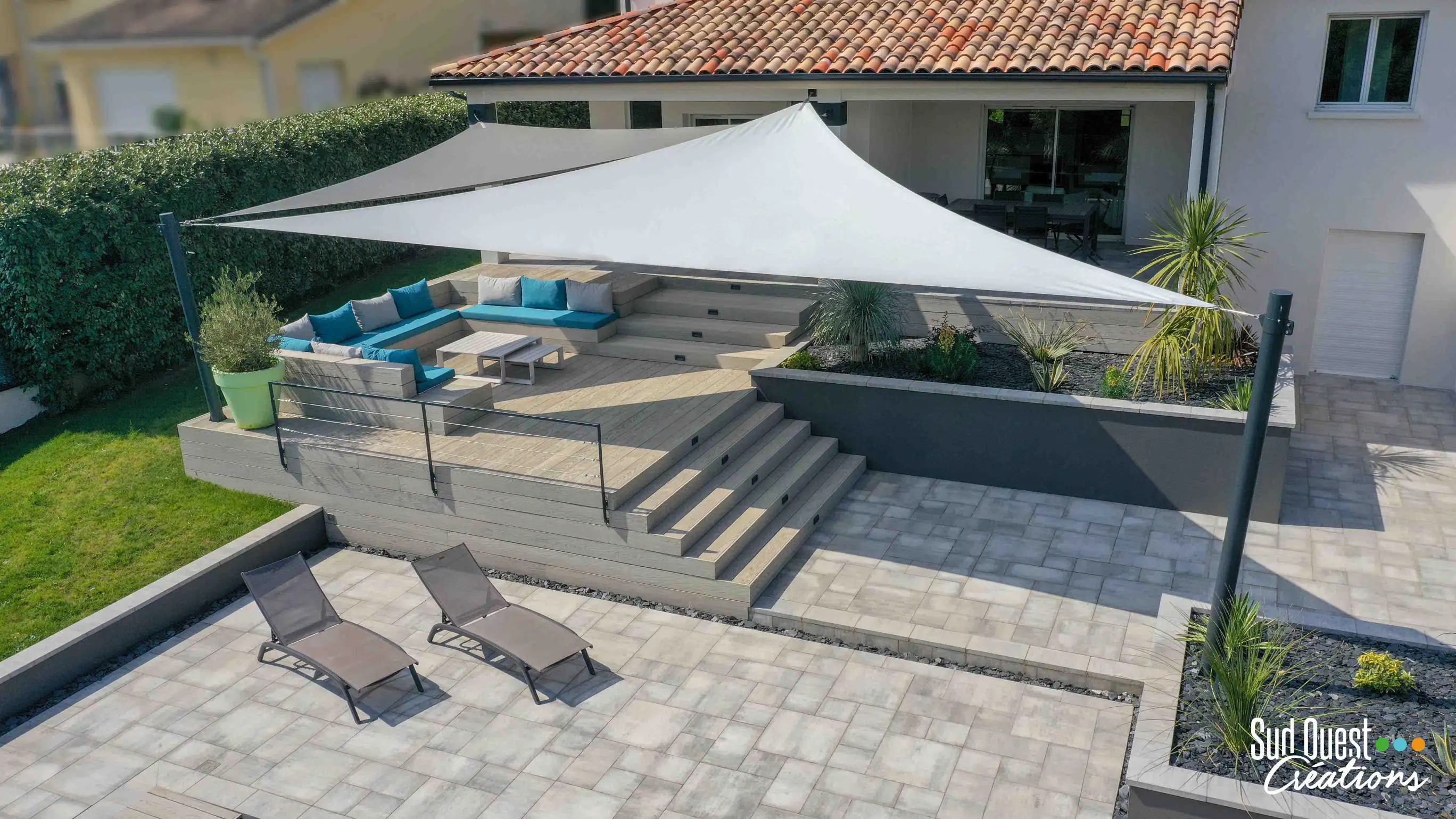 Toile d'ombrage sur-mesure installée sur une terrasse en bois